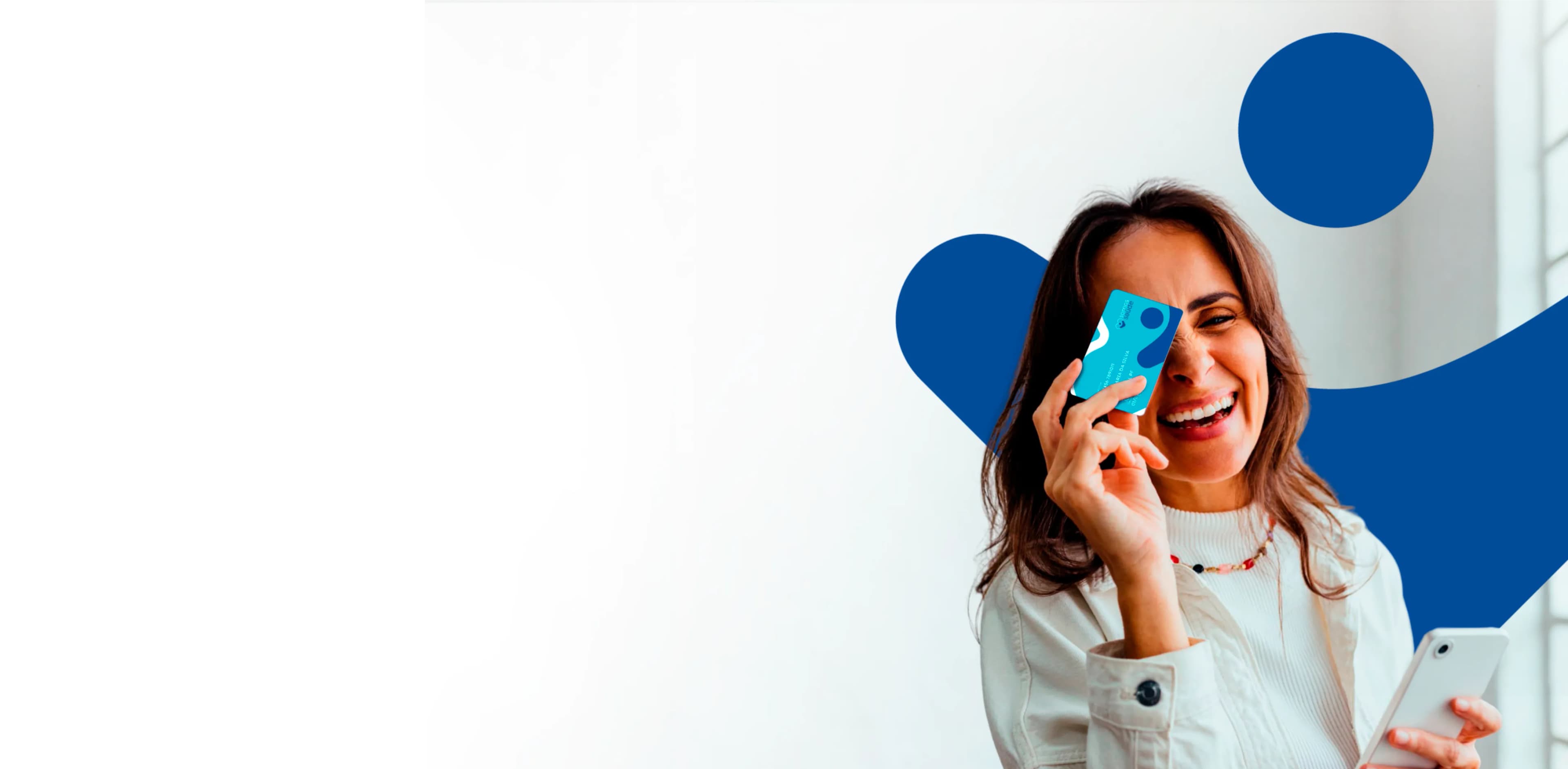 Mulher sorrindo com cartão Somos Saúde